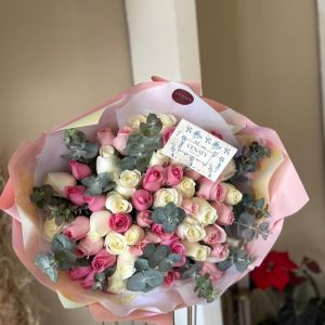 50 rosas tonos pasteles con dólar